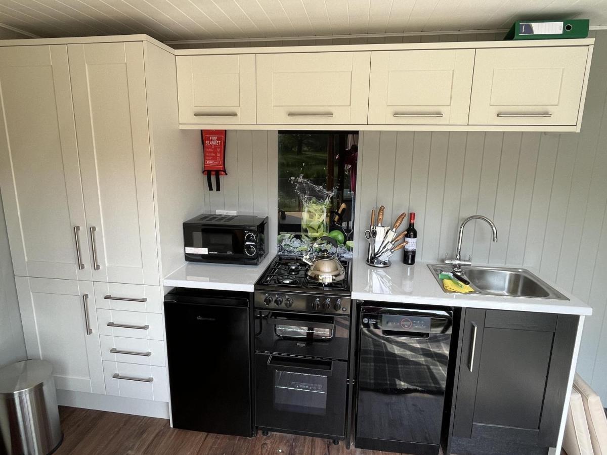 Oak Boutique Lodge Includes Hot Tub Air Con & Dog York Exterior photo
